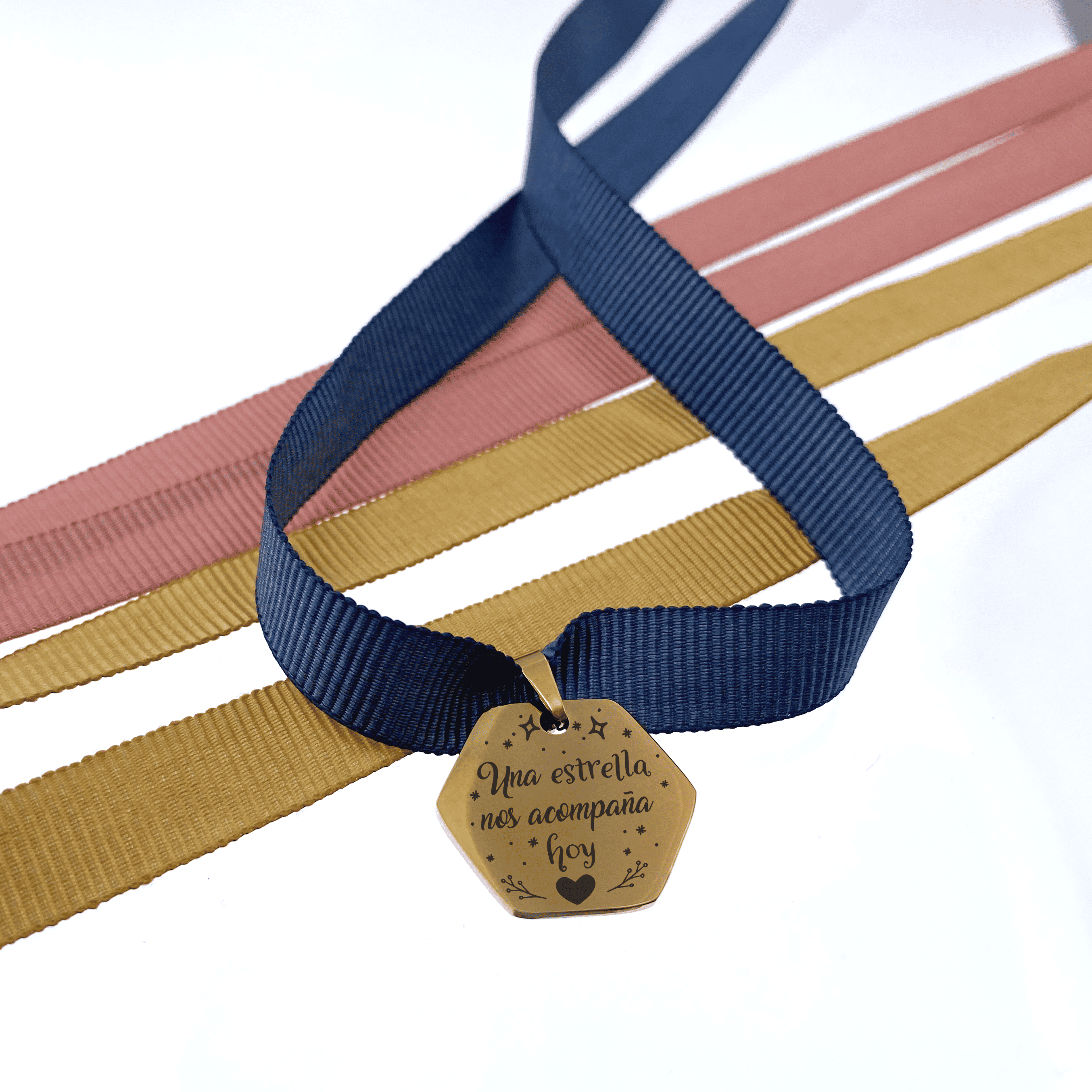 Medalla Ramo de novia con lazo personalizada - Cuchicuchi Regalos